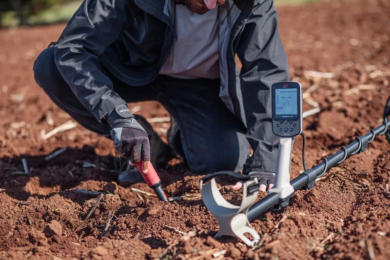 Metal detector Minelab X-Terra Elite Expedition Pack + GIFT PRO-FIND 40