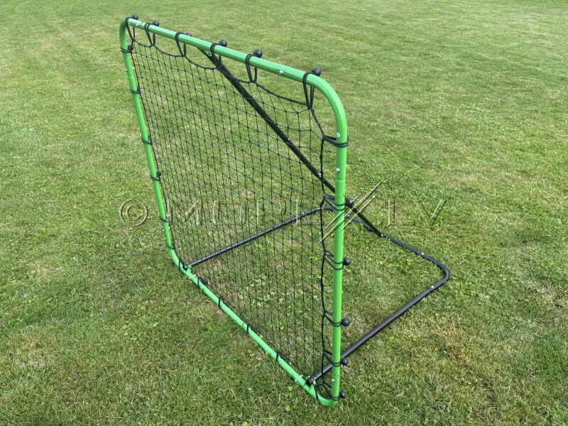 Reguliuojama futbolo kamuolio atšokimo sienelė