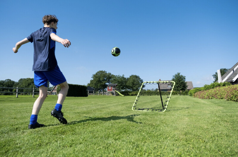 Reguliuojama futbolo kamuolio atšokimo sienelė